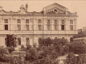 Anglosajón. El edificio original de la fábrica Bagley tenía un gran jardín por delante de la construcción. Foto: Clarin Anglosajón. El edificio original de la fábrica Bagley tenía un gran jardín por delante de la construcción. Foto: Clarin