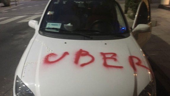 Taxistas agreden a abuelo creyendo que era un Uber