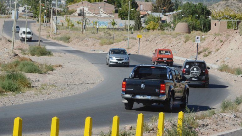 Los vecinos de la calle Yupanqui van por más y reclaman seguridad. Hay conductores que aceleran a fondo.