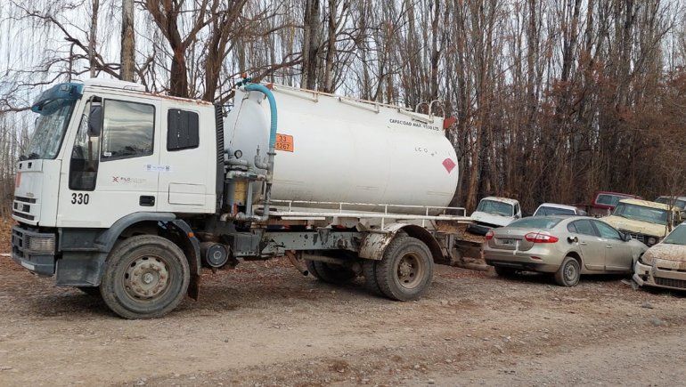 Tiros y tensión en Plottier: quiso frenarlos por contaminar un canal y terminó en terapia intensiva
