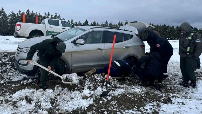 Ruta 13: un operativo de rescate logró ayudar a turistas chilenos varados por la nieve