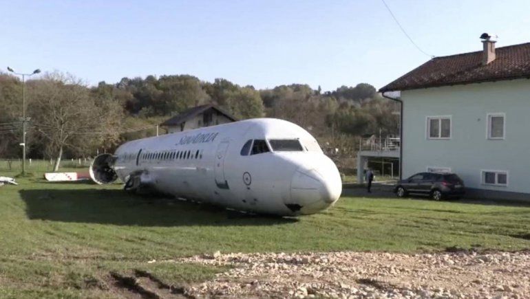 Compró un avión para hacer una disco en su casa