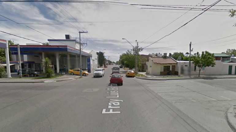 Borracho, por eludir un control policial, chocó a una camioneta estacionada