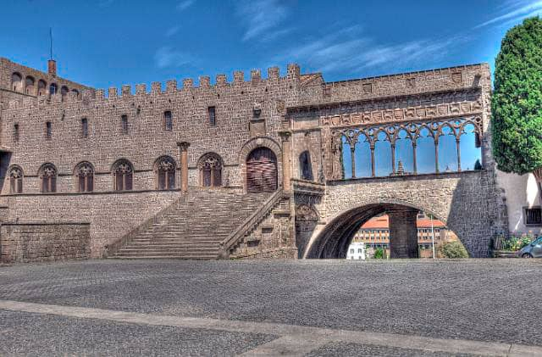 Palacio Papal de Viterbo, sede de la curia entre 1257 y 1281 debido a la inseguridad de Roma. Palacio Papal de Viterbo, sede de la curia entre 1257 y 1281 debido a la inseguridad de Roma.
