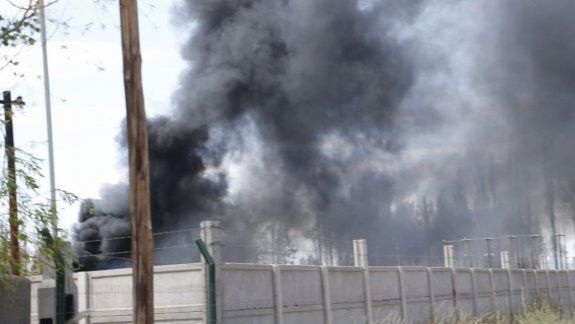 ¿Qué es la columna de humo negro que invadió el oeste?