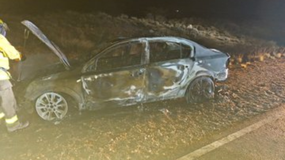 Impactante incendio en ruta 17: un auto se prendió fuego y quedó destruido | LM Neuquen Impactante incendio en ruta 17: un auto se prendió fuego y quedó destruido