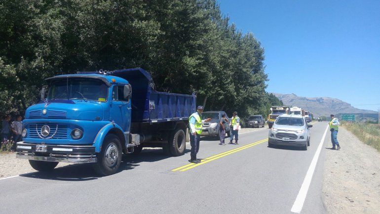Camioneros cortan la Ruta 40 en el ingreso al aeropuerto