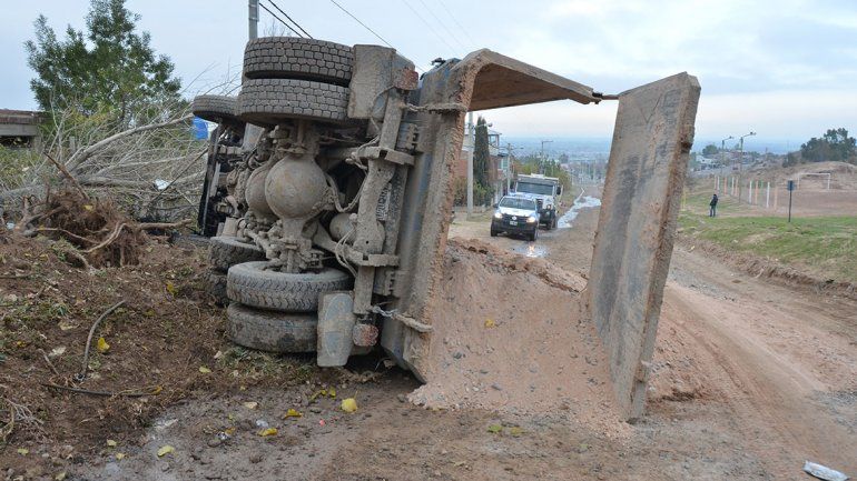 Un camión volcó con materiales en una bajada del Parque Industrial