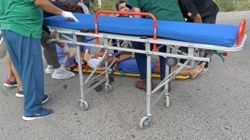 El Profe de Atlético Neuquén en el piso tras la piña. El Profe de Atlético Neuquén en el piso tras la piña.