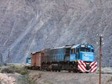 Un tren de carga de Belgrano Cargas avanza por El Alisal, provincia de Salta, Argentina.
