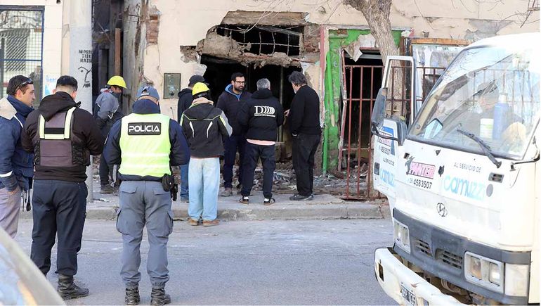 Susto por una fuga de gas en el bajo: demolían una vieja casa y pincharon un caño clandestino