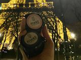 Los alfajores rionegrinos al pie de la emblemática torre Eiffel, símbolo de París.