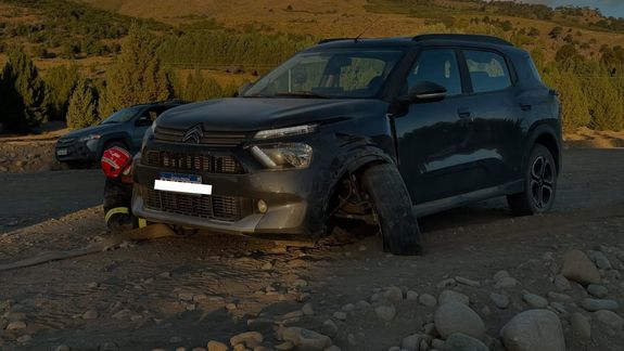 Fuerte choque frontal entre un auto y una camioneta: varios turistas golpeados