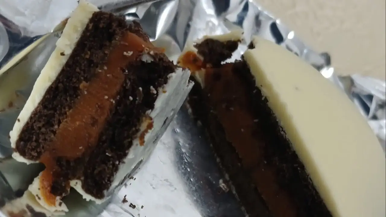 El alfajor, bañado en exclusivo chocolate blanco suizo, está elaborado con cacao Preto o cacao negro, un cacao premium y cuesta entre $700 y $800.