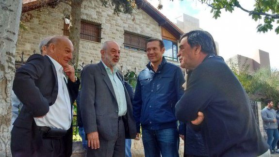 El gobernador Omar Gutiérrez acompañó a Luis Felipe Sapag y toda la familia de Chela