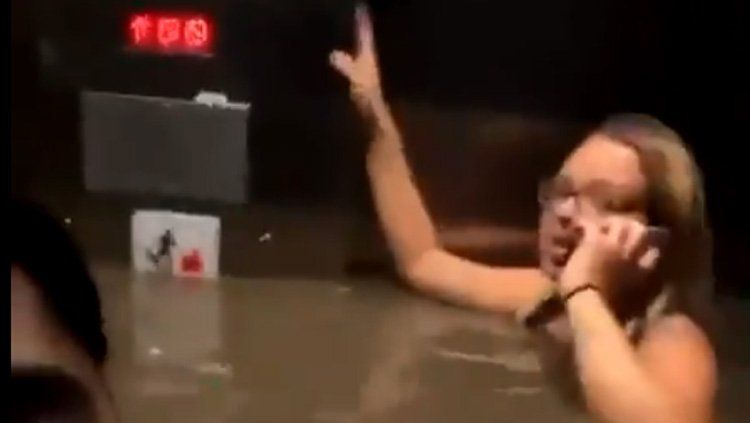 El video viral fue grabado por uno de los jóvenes que estaban dentro del ascensor.