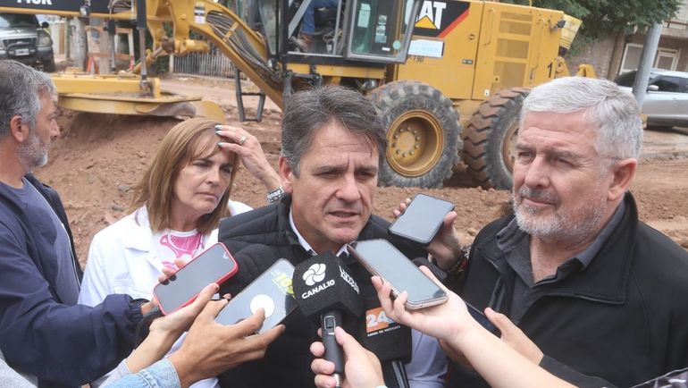 Mariano Gaido recorrió la obra de asfalto en Villa Ceferino y anticipó la pavimentación de 50 cuadras más