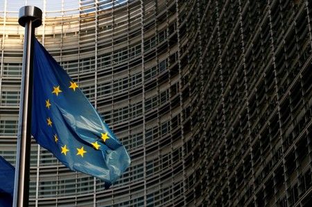 FOTO DE ARCHIVO: Una bandera de la Unión Europea se ve fuera de la sede de la Comisión Europea en Bruselas, Bélgica, el 14 de noviembre de 2018.  REUTERS/Francois Lenoir/File Photo