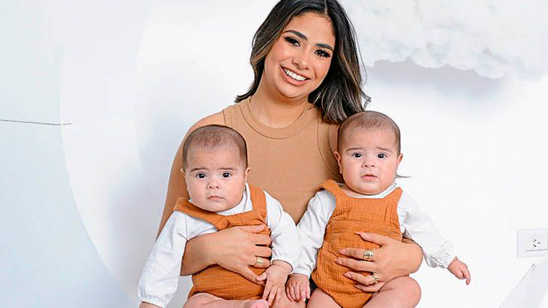 Daniela Celis le puso uñas postizas a sus hijas de meses y generó polémica
