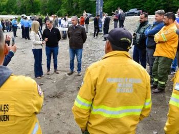 Se sumaron 10 brigadistas a los que ya están trabajando en los distintos frentes, además de siete vehículos terrestres.
