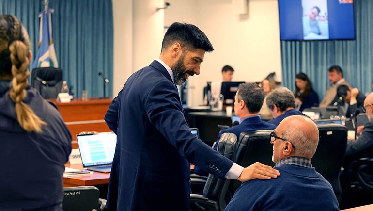 El abogado Alfredo Cury está imputado y fue el último en realizar el alegato de cierre. Defiende además a Ricardo Soiza, para quien trabajó como penalista para familias de bajos recursos. Coibró con cheques de planes sociales. El abogado Alfredo Cury está imputado y fue el último en realizar el alegato de cierre. Defiende además a Ricardo Soiza, para quien trabajó como penalista para familias de bajos recursos. Coibró con cheques de planes sociales.