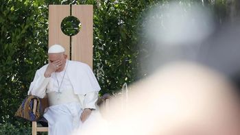 asi esta el papa francisco: primera foto oficial del vaticano tras un mes de internacion asi esta el papa francisco: primera foto oficial del vaticano tras un mes de internacion