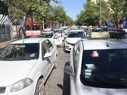 Los taxistas están sumamente preocupados por la actividad de Uber en la ciudad, puesto que les resta pasajeros y posibilidades de viajes, en momento en que el rubro no está pasando un buen momento por el descenso de la demanda.