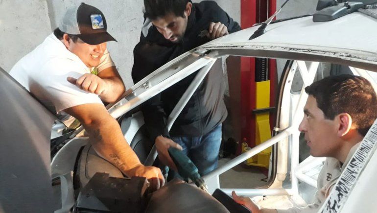¡De fierro! Ayudaron a que armara el auto sobre la hora y ganó
