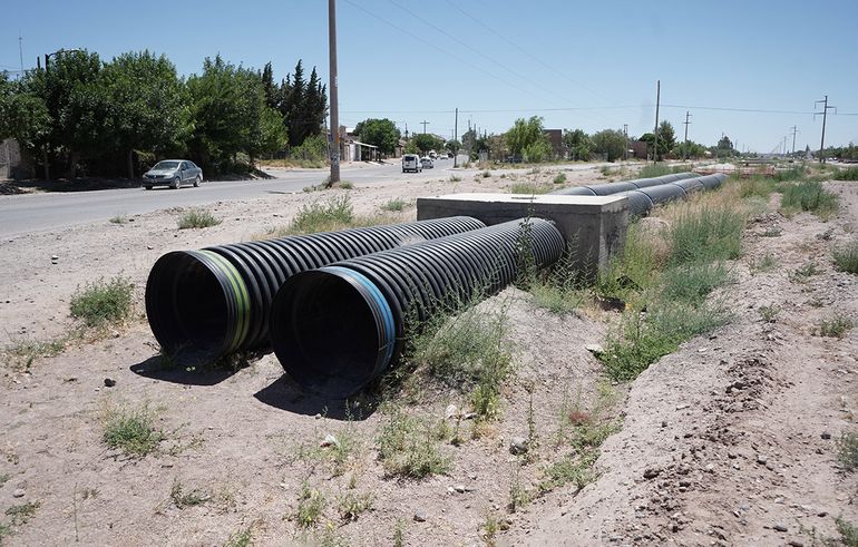 La obra de la Avenida Lago Traful en Centenario quedó abandonada y hubo una denuncia por contaminación. La obra de la Avenida Lago Traful en Centenario quedó abandonada y hubo una denuncia por contaminación.