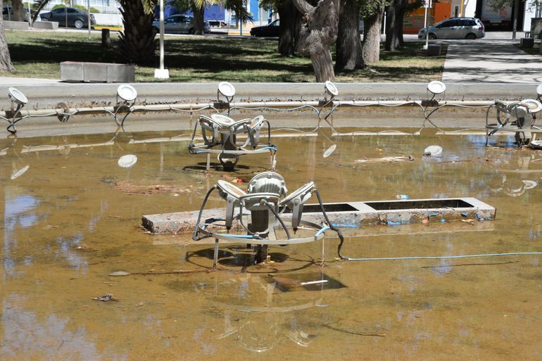 La fuente quedó parda por la quema de bombas y la suciedad de las cañerías que dañaron el sistema. Ahora parece una pileta con agua estancada. La fuente quedó parda por la quema de bombas y la suciedad de las cañerías que dañaron el sistema. Ahora parece una pileta con agua estancada.