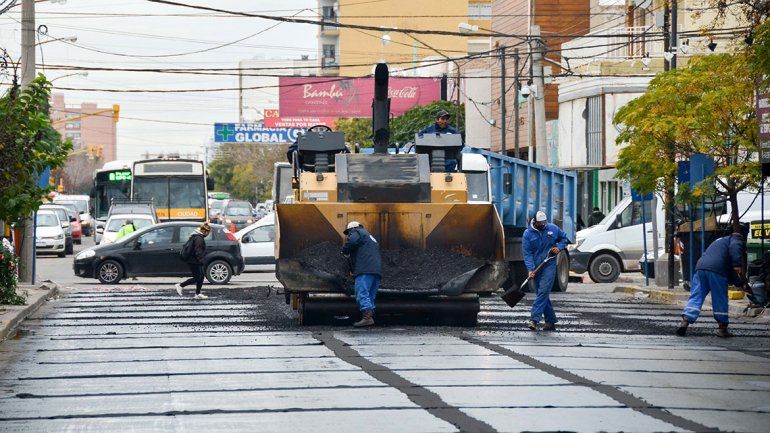Caos de tránsito por las obras en calle Sarmiento