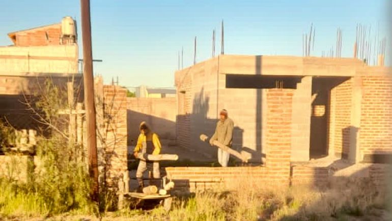 Luchar por la casa propia, en medio de robos y un pasadizo narco