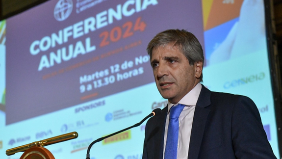 Luis Caputo al cierre del encuentro anual de FIEL en la Bolsa de Comercio de Buenos Aires