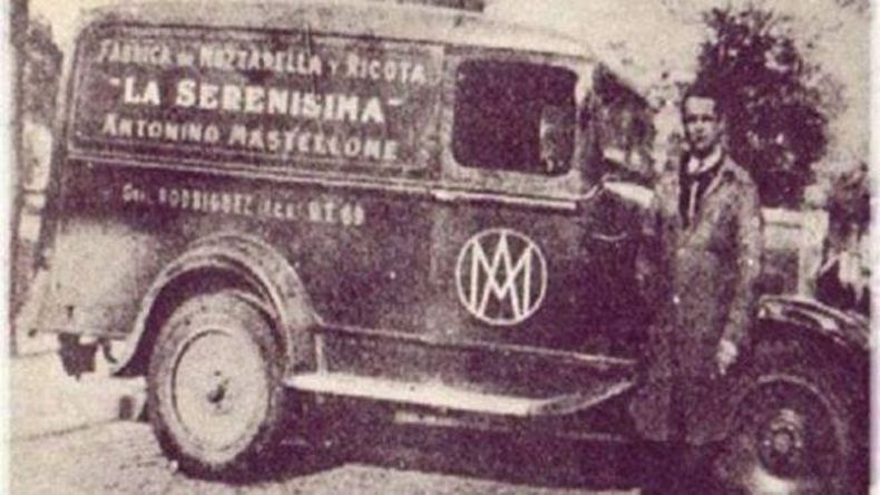 Suana incréble, pero fue este antiguo camión de reparto el que le permitió a Mastellano dar su primer salto en el negocio de los lácteos. | LM Neuquen Suana incréble, pero fue este antiguo camión de reparto el que le permitió a Mastellano dar su primer salto en el negocio de los lácteos.