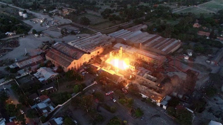 Al menos cinco muertos y un pueblo evacuado por incendio en una fábrica de Jujuy