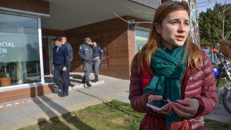 Se encadenó en Tribunales para pedir ayuda por la tenencia de su hijo