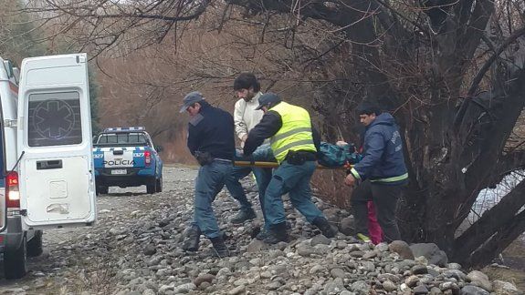La joven fue asistida en la ambulancia a la que fue subida inconsciente.