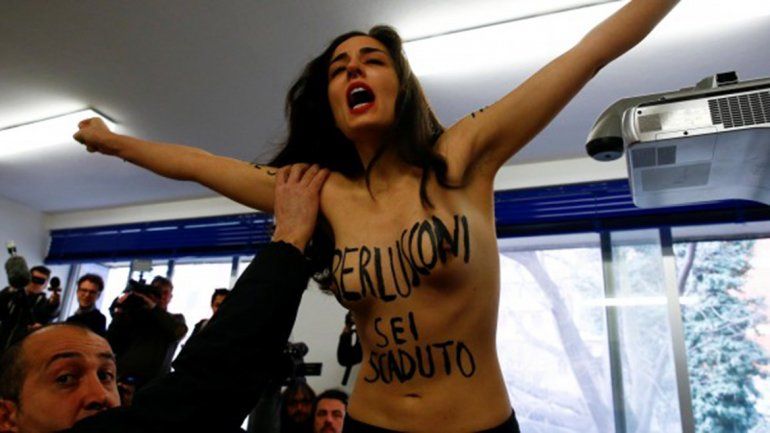 Una activista escrachó a Berlusconi cuando votaba, delante de toda la prensa: Estás acabado