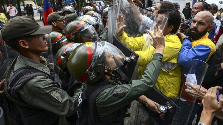 La decisión del presidente Maduro fue repudiada dentro y fuera del país.