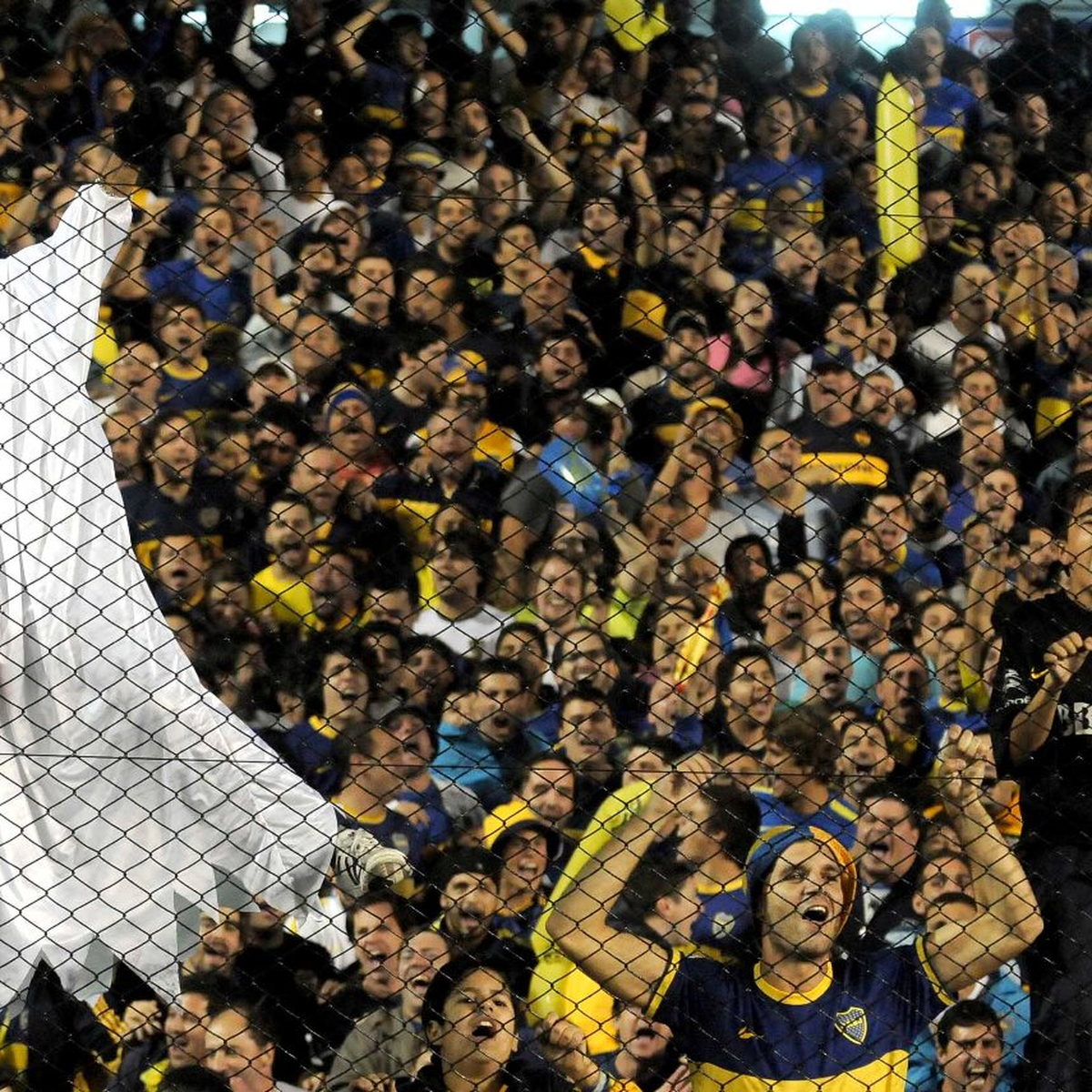 Polémica por el buzo de Adidas que le encantó a Boca y enfureció a River
