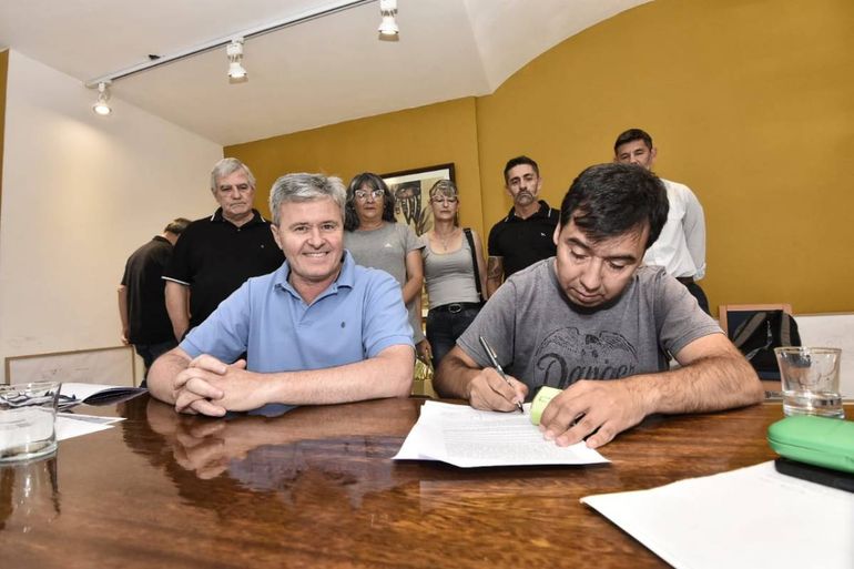 Plaza Huincul acordó un aumento salarial anual del 36%