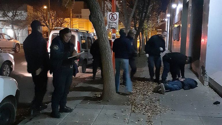 Atacó con un cuchillo a un empleado judicial para robarle