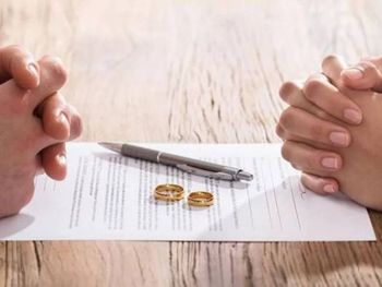 un hombre tiene que pagarle una compensacion economica a su exesposa por haberse postergado en el matrimonio