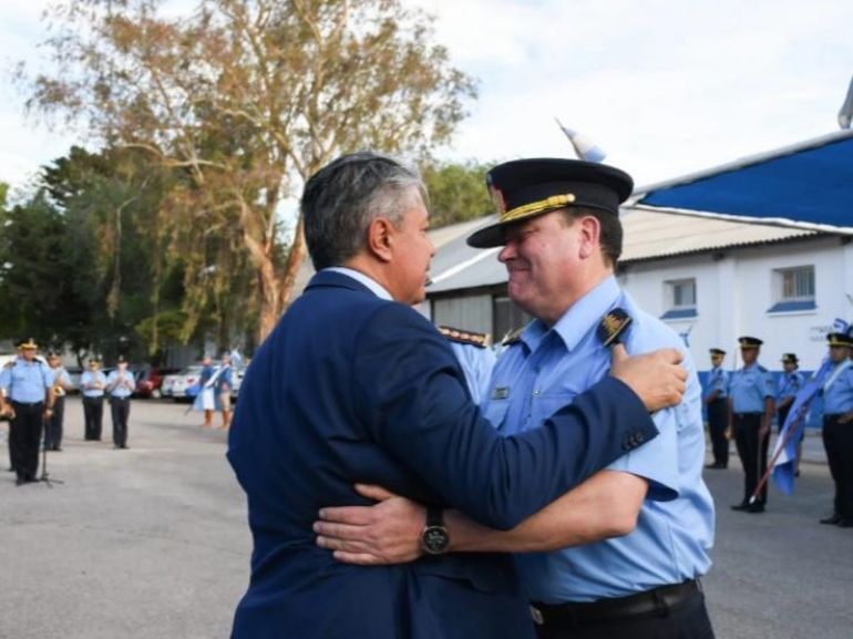El gobernador de Neuquén Rolando Figueroa felicita al nuevo jefe de Policía Tomás Díaz Pérez. El gobernador de Neuquén Rolando Figueroa felicita al nuevo jefe de Policía Tomás Díaz Pérez.