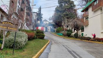 un camion hormigonero volco en pleno centro de bariloche un camion hormigonero volco en pleno centro de bariloche