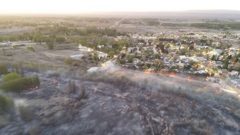Desesperados, un impactante incendio llegó hasta las puertas de Picún Leufú