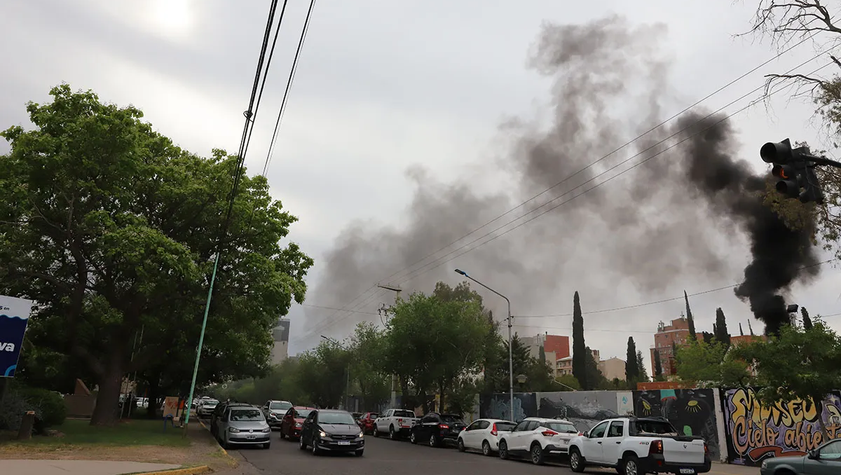 El humo se puede observar desde primera hora de la mañana en Neuquén / Foto