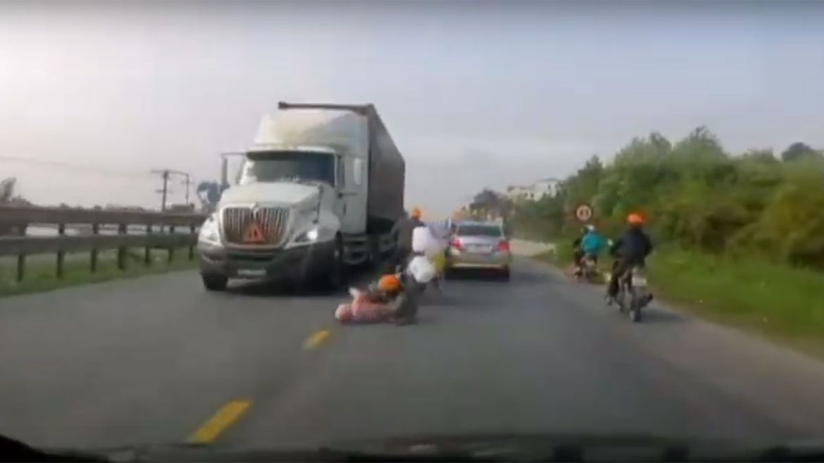 Milagro una mamá salvó a su hijita de morir pisada por un camión