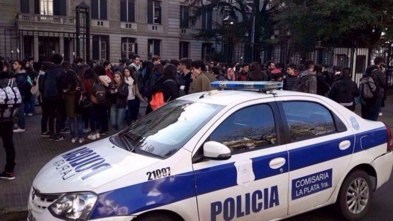 La joven sacó un revólver y en plena clase se pegó un tiro en la boca. La tragedia ocurrió en un colegio de La Plata.