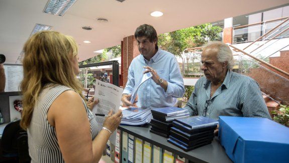Mauro Millán y Rubén Larrondo, en la mesa de entradas del Concejo Deliberante.